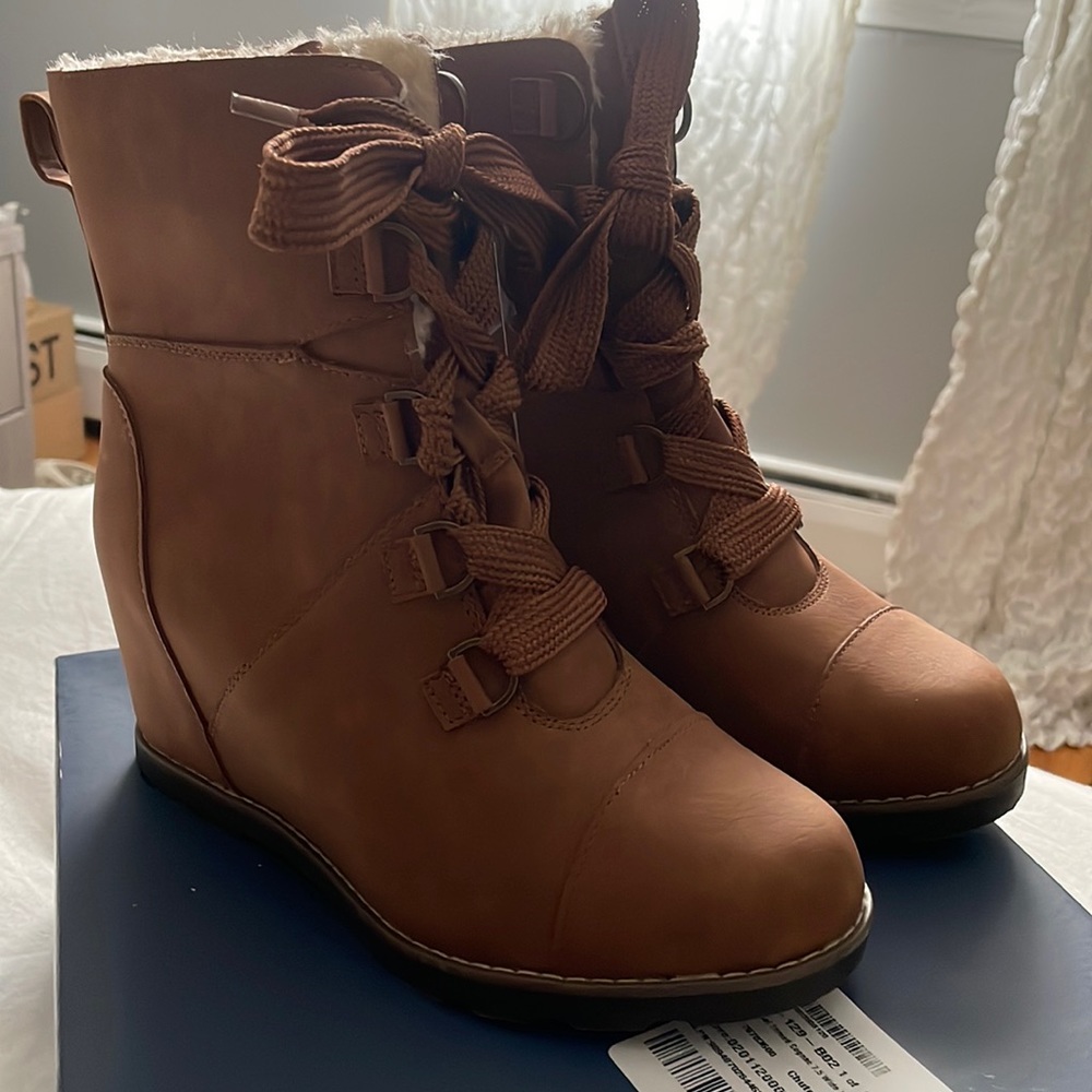 NWT Universal Thread wedge boot